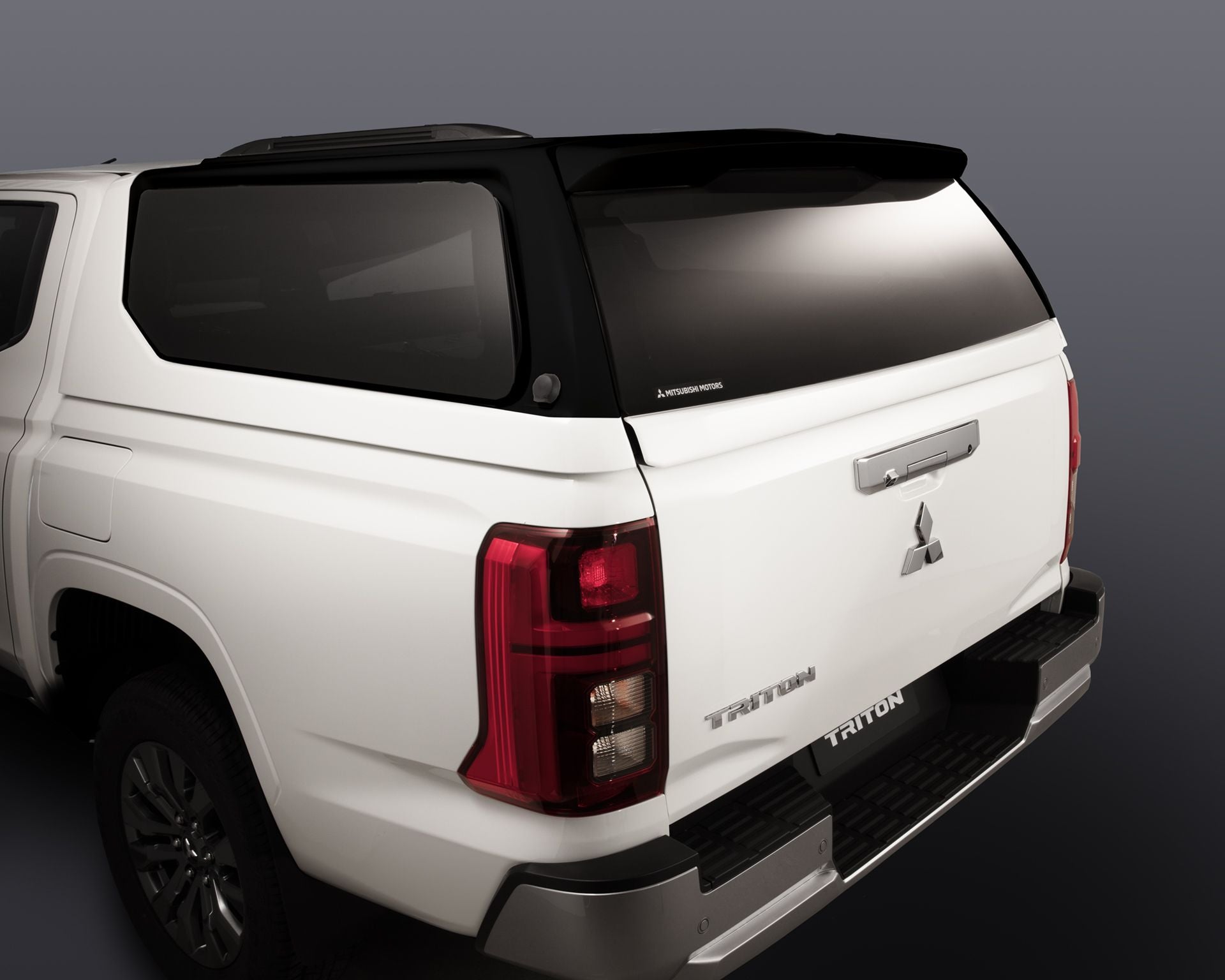 Mitsubishi Canopy Lift/Lift - White/Black MZ350919